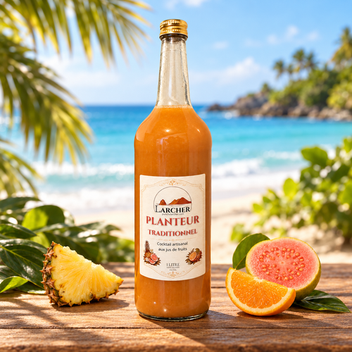 Planteur Larcher sans alcool, bouteille de 1 L avec ananas, orange et goyave en décor de plage